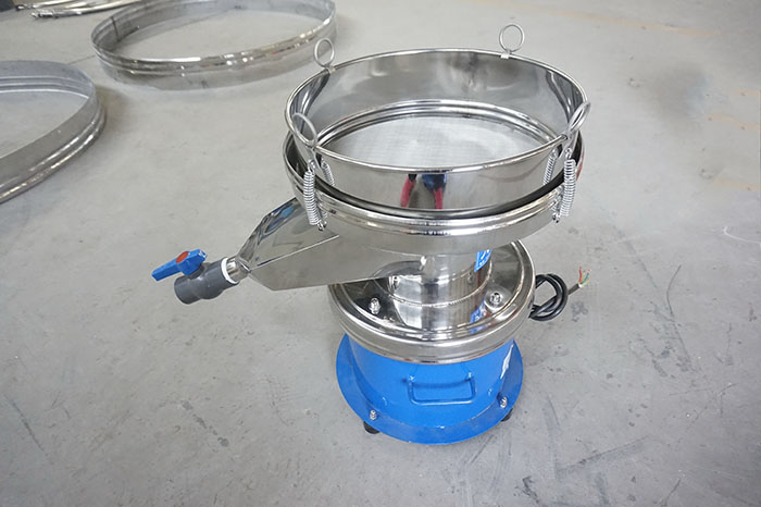 450過(guò)濾篩出料口處加裝閥門裝置，便于控制物料的出料量。