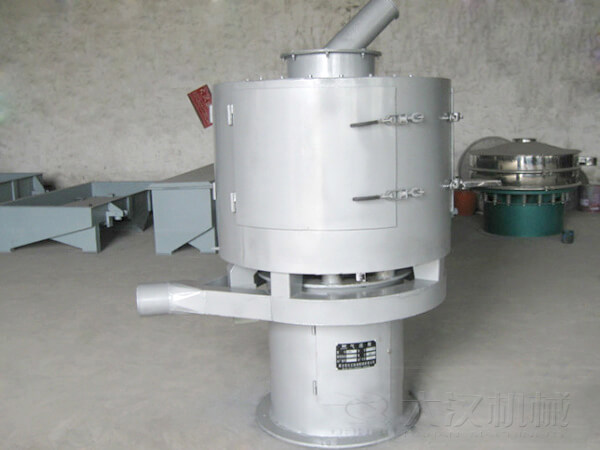 氣流篩與其它普通振動篩不同的是其采用的是立式篩網，篩分主要動力來自風機的吹動帶動物料撲向篩網，從而完成篩分目的。